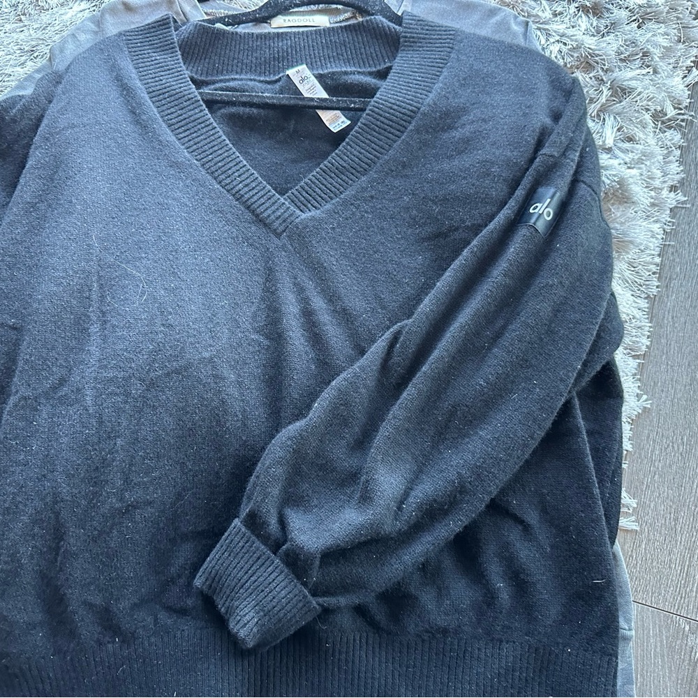 Alo cashmere v neck sweater sz M
